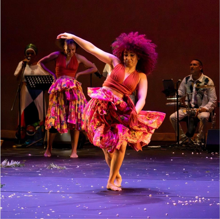 Michela Melone dancing a solo in Rezas e Folhas with Viver Brasil