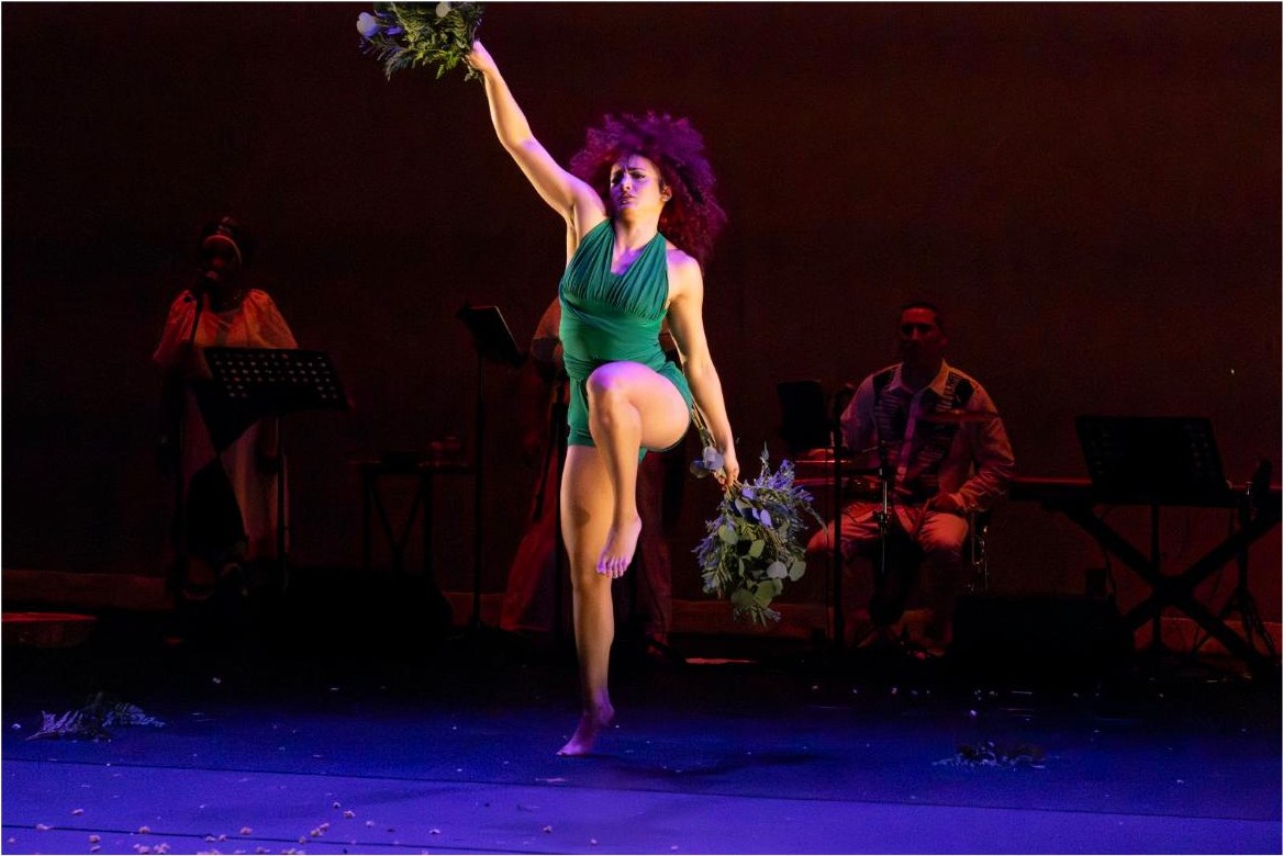 Michela Melone performing in Rezas e Folhas