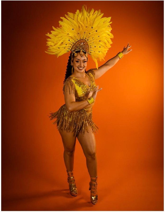 Michela Melone dancing samba no pé in a gold carnival costume